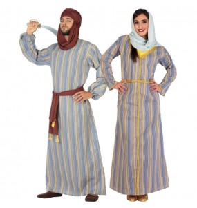 L'originale e divertente coppia di Arabi del deserto per travestirsi con il proprio compagno