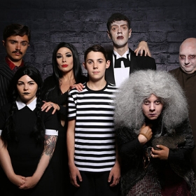 Costumi Famiglia Addams per uomo, donna e bambino la notte di Halloween