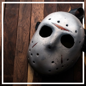 Esplora le nostre spaventose maschere di Halloween e le maschere spaventose. Crea un look terrificante con le nostre opzioni di alta qualità.